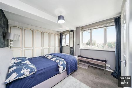 4 bedroom end of terrace house to rent - Photo 2