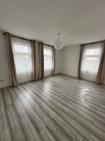 3 Bed Flat, Grangewood Street, E6 - Photo 3