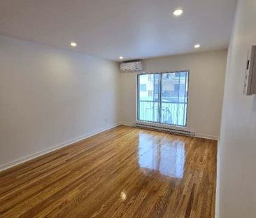 SUNNY RENOVATED 4 1/2 (2BDRM) IN LASALLE - Photo 1