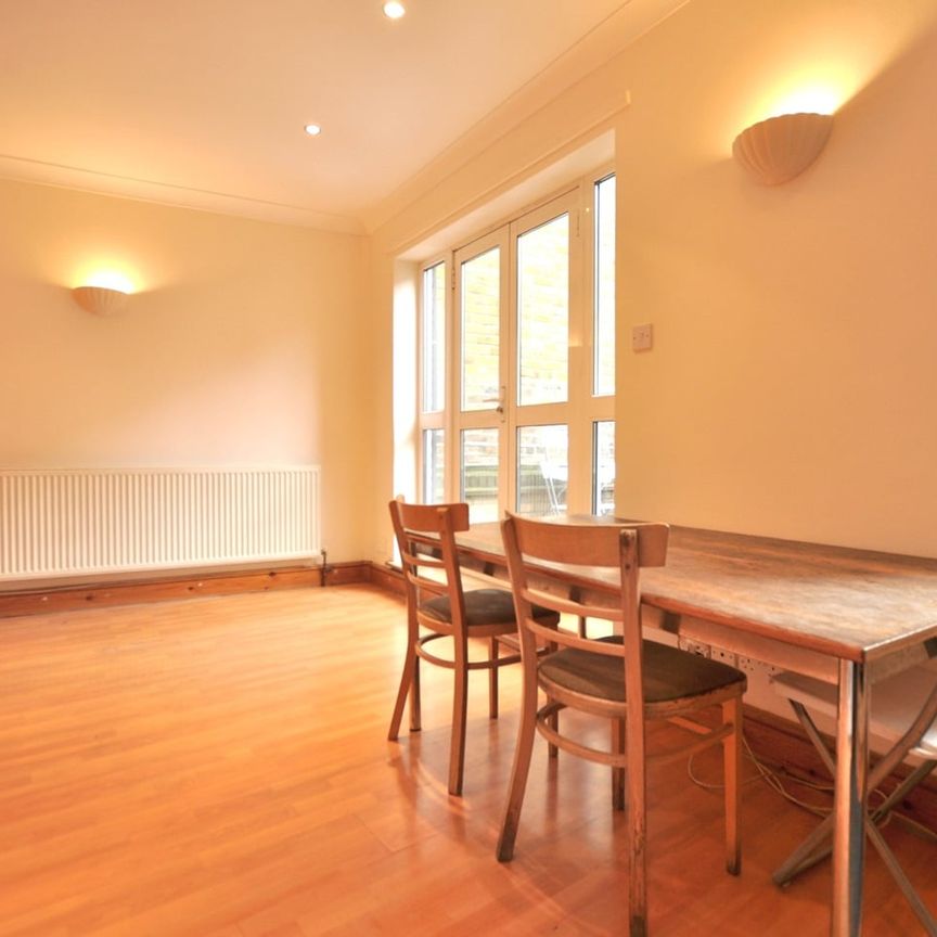 2 Bed Flat, Old Street, EC1V - Photo 1