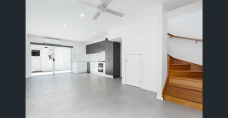 Stylish Terrace Living - Prime Location - Photo 2