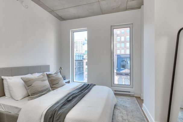 240 Rue Notre-Dame O, Montréal, QC - Photo 1