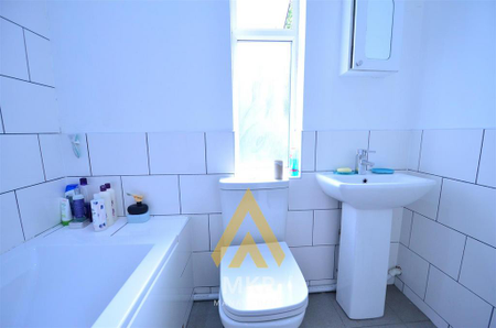 5 bedroom semi-detached house to rent - Photo 2