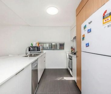 Stylish Apartment with Modern Comforts in a Prime Chermside Location - Photo 4