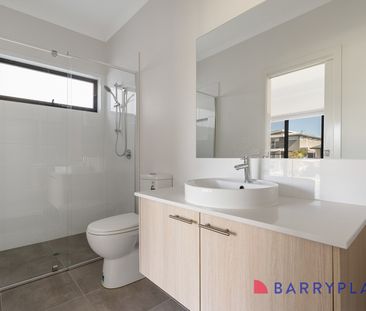 Modern Four Bedroom Townhouse! - Photo 5