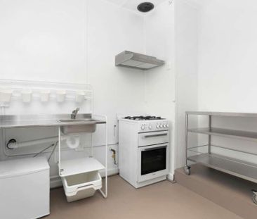 Fully furnished studio in a quiet, convenient Petersham location - Photo 1