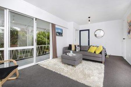 2 bedrooms with a single garage and 2 parking ... - Photo 3