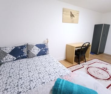Room in a Shared Flat, Barking Road, E6 - Photo 3