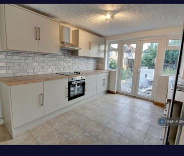 3 bedroom semi-detached house to rent - Photo 6