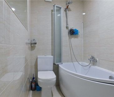 De Havilland Way, Stanwell, Staines-upon-Thames, Surrey, TW19 7JL - Photo 4