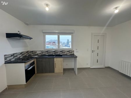 Cuisine aménagée et équipée, séjour, 2 chambres, SdE et WC. Cellier. Chauffage électriques. - Photo 4