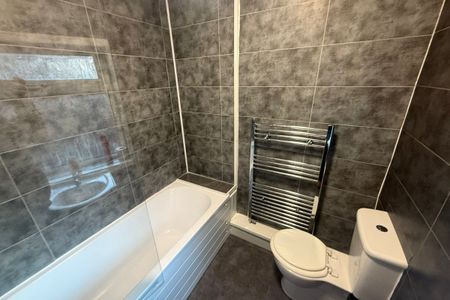 Woodhead Road, SHEFFIELD - Photo 4