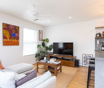 Stylish parkside retreat with lock-up over-sized garage - Photo 3