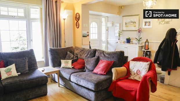 Cozy room to rent in 3-bedroom house in Ballymun, Dublin - Photo 1