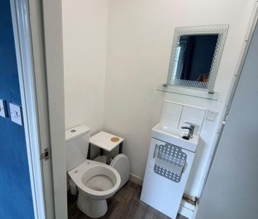 1 bedroom in a house share to rent - Photo 4
