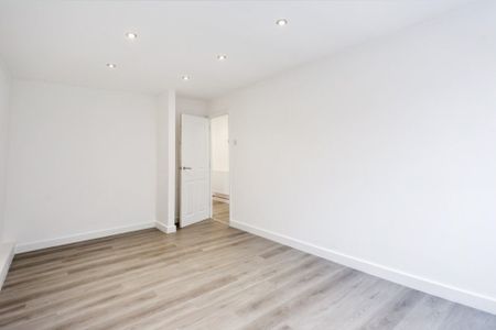 3 bedroom flat to rent - Photo 2