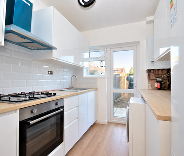 4 bedroom semi-detached house to rent - Photo 3