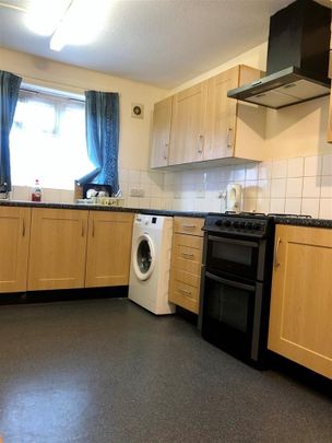 3 Bed Terraced House, Birch Close, E16 - Photo 1