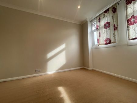 3 bedroom Flat to rent - Photo 3