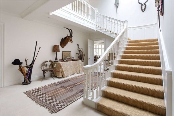 A delightful six bedroom residence - Photo 1