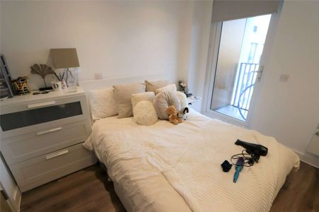 Fully Furnished Two Double Bedroom, Two Bathroom Apartment in the Gateway Development. This apartment comes complete with a balcony. - Photo 4