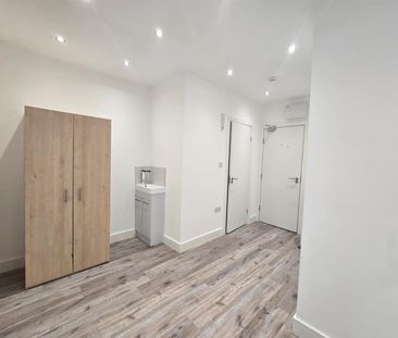 Monarch Close, Feltham TW14, London - Photo 1