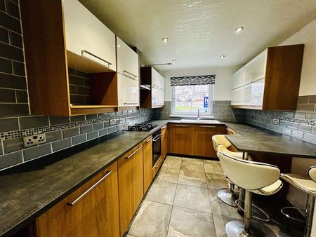 3 bedroom semi-detached house to rent - Photo 5