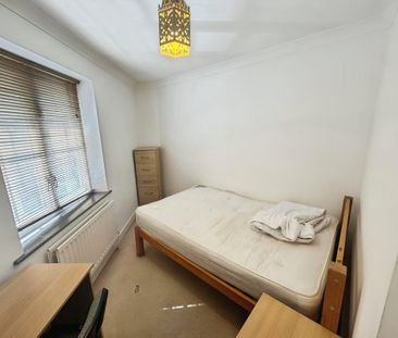 4 bedroom end of terrace house to rent - Photo 6