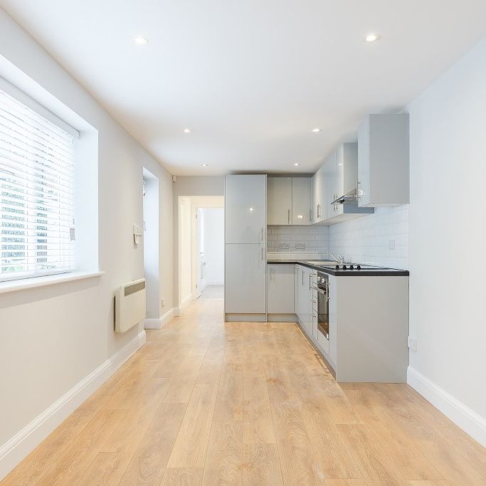 Stunning High Spec One Bedroom Conversion to Let in a Secluded Mews in Twickenham. No parking. - Photo 1