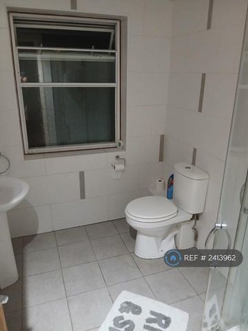 6 bedroom detached house to rent - Photo 5