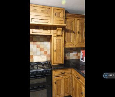 1 bedroom in a house share to rent - Photo 4