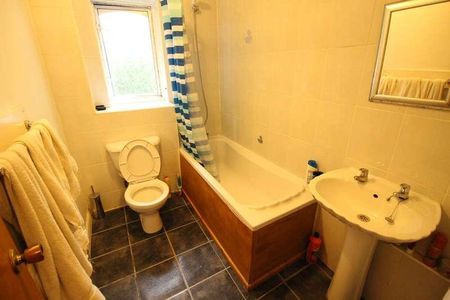 Albany Park, Colnbrook, Slough, SL3 - Photo 5