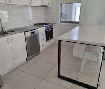 THE LIVING IS EASY: LOW MAINTENANCE MODERNITY IN BAYSIDE POSITION - Photo 3