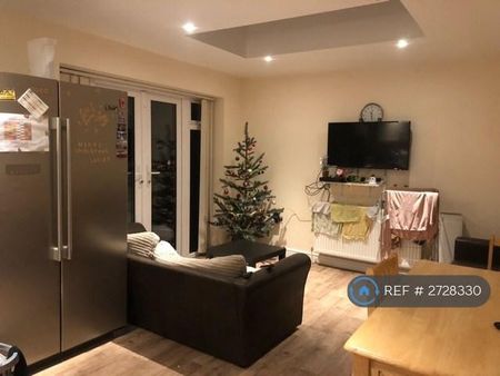 1 bedroom in a house share to rent - Photo 2