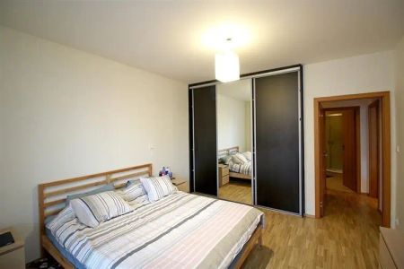 Byt 2+kk s balkonem, zimní zahradou a možností parkování u Anděla - Photo 4