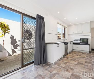 Spacious 3 bedroom family home with established gardens - Photo 1