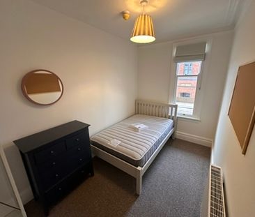 *One room available* 6 bedroom house - Photo 4