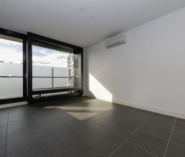 Bedroom Apartment in Vibrant Location - Photo 2