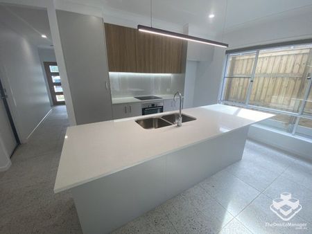 Modern Family Home - Photo 3