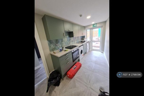 6 bedroom end of terrace house to rent - Photo 1
