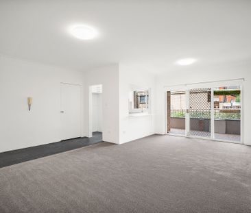 Newly Renovated Two-Bedroom Apartment in Prime Coastal Location - Photo 2