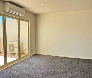 Modern 3-Storey Townhouse - Freshly Updated! - Photo 5