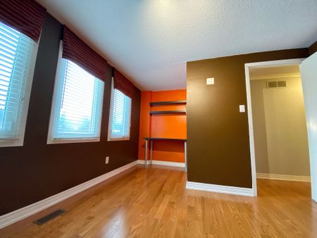 For Lease - 1 Teasdale Court, Aurora, Ontario - Photo 2