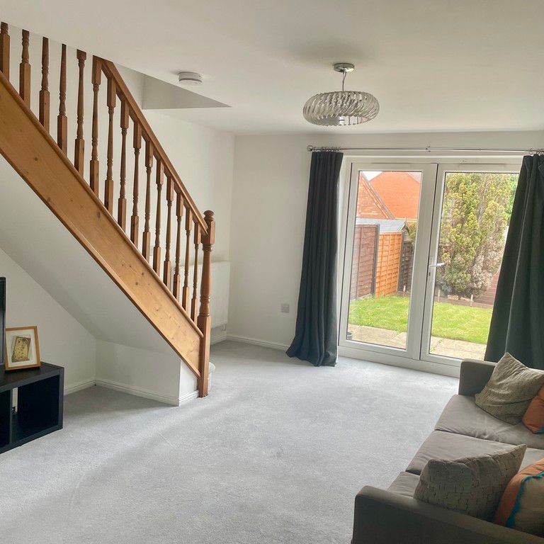 2 bedroom mid terrace to let - Photo 1