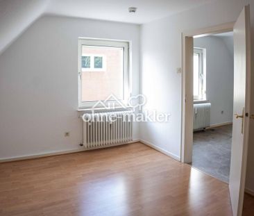 Teilmöbliert & modernisiert: 2 Zimmer im DG mit neuem Bad – ab 15.0... - Photo 1