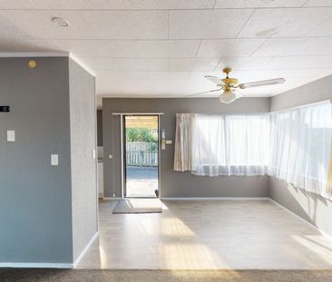 Springvale - 3 Bedrooms - Photo 3