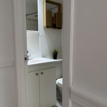 Vimont, 4 1/2, chauffe et eau chaude fourni, pres de toutes les commoditées, bois franc,(crystal), locker au sous-sol, intercom, poss.stationnement - Photo 3