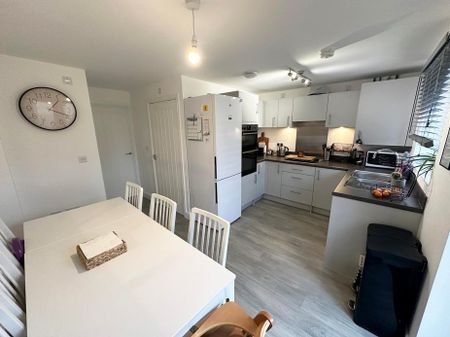 3 bedroom semi-detached house to rent - Photo 4