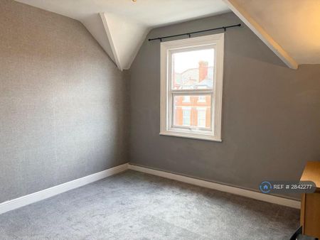 2 bedroom flat to rent - Photo 4