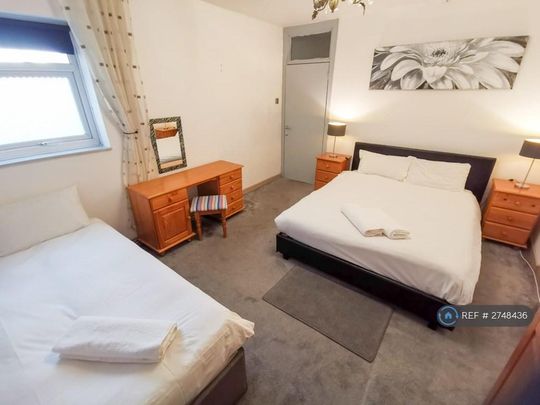 3 bedroom flat to rent - Photo 1